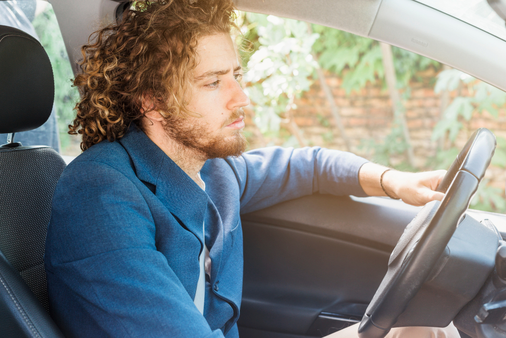 Postura al volante: come la guida prolungata cambia il corpo