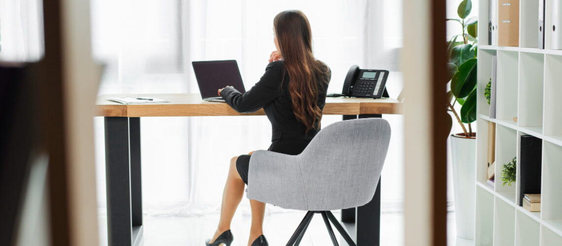 Sedentarietà moderna: come la vita da ufficio sta cambiando il nostro corpo