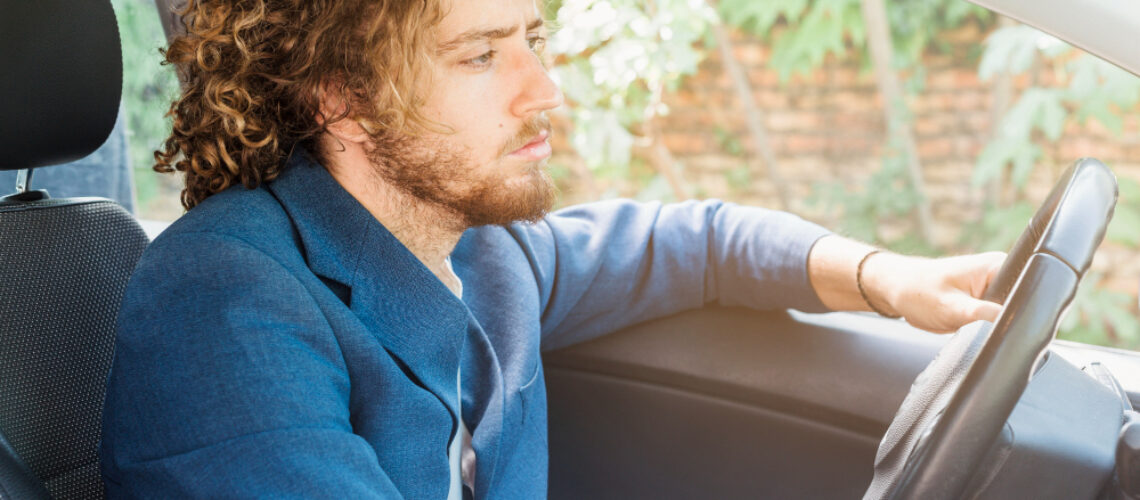 Postura al volante: come la guida prolungata cambia il corpo